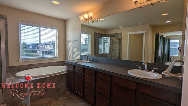 Building Photo - Beautiful open floorplan with FOUR large b...