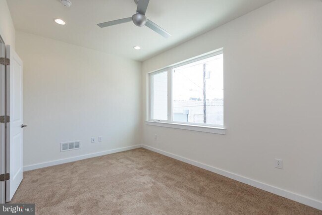 Building Photo - 1641 N Randolph St