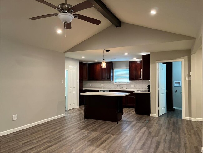Building Photo - 304 S Shadowbend Dr