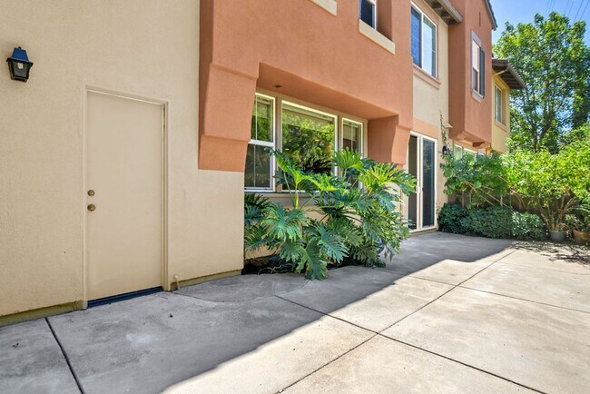 Building Photo - Beautiful townhome in Mission Valley!  Ava...