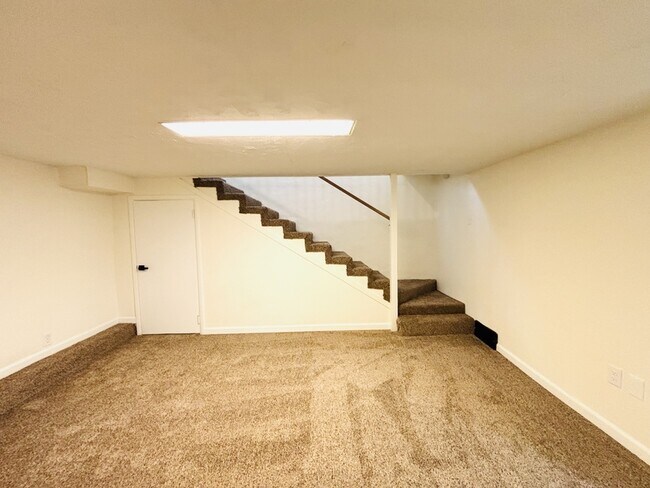 Building Photo - 867 Browning Ave