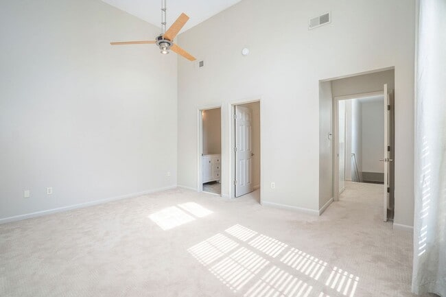 Building Photo - 2 bdrm, 2.5 bath Town Home steps away from...