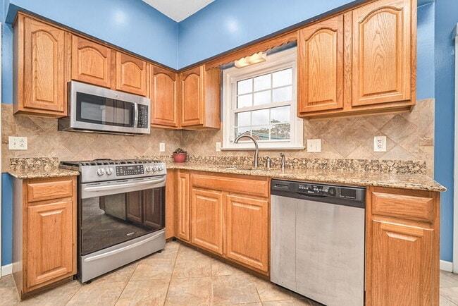 Building Photo - 625 Creekwood Dr