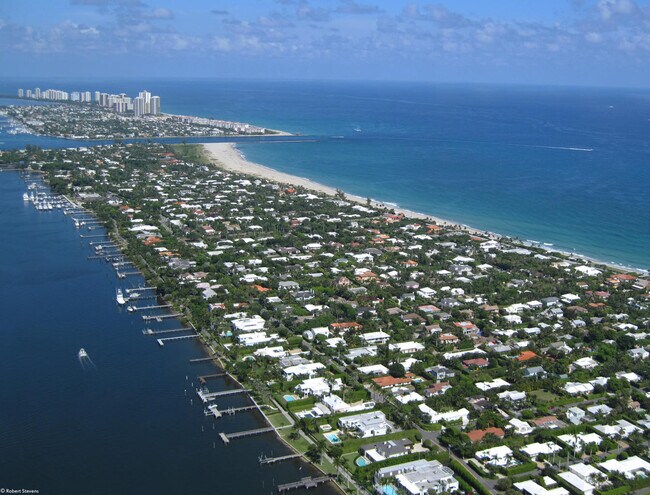 Building Photo - 1045 Lake Shore Dr