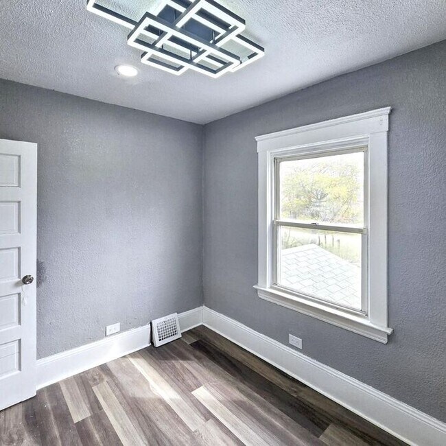 Building Photo - 3-Bedroom Home with Attic and Basement in ...