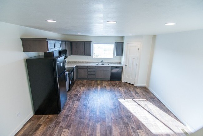 Building Photo - THE LOCHS! Gorgeous Townhome