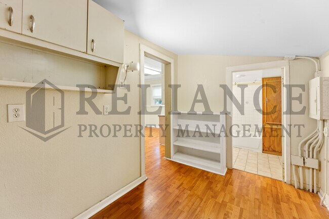 Building Photo - 612 N Custer St