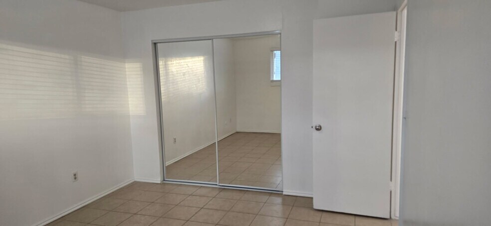 Building Photo - 2530 S Parkcrest Dr