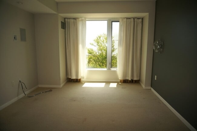 Building Photo - 10-40 Nouvelle Way