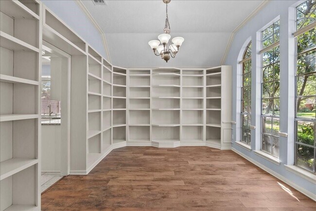 Building Photo - 2422 Fairwind Dr