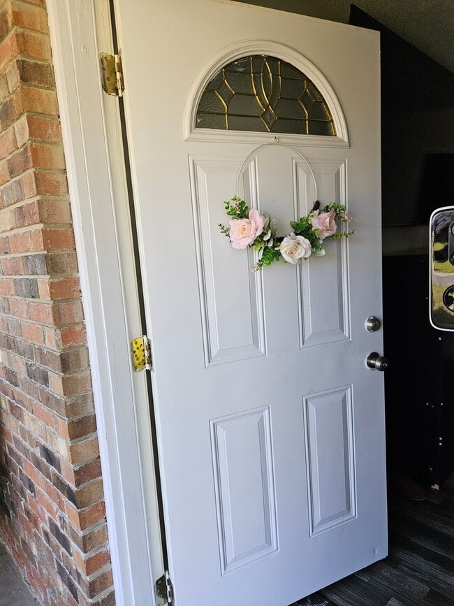 Building Photo - 3 BEDROOM