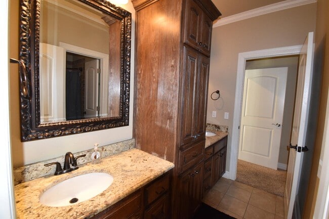 Building Photo - 7871 Oak Creek Trl