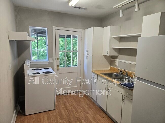 Building Photo - 111 Hollyberry Ln