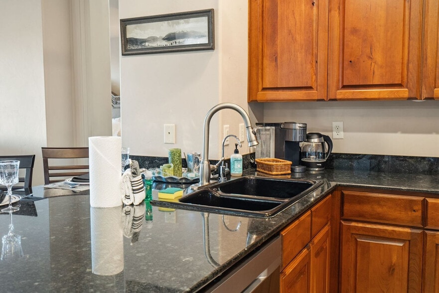 Building Photo - 225 N Country Ln