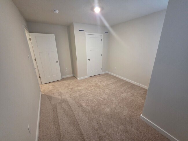 Building Photo - Luxury 4-Bedroom Townhome with Finished Walkout Basement & River Views