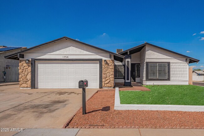Primary Photo - 1754 E Alta Vista Rd