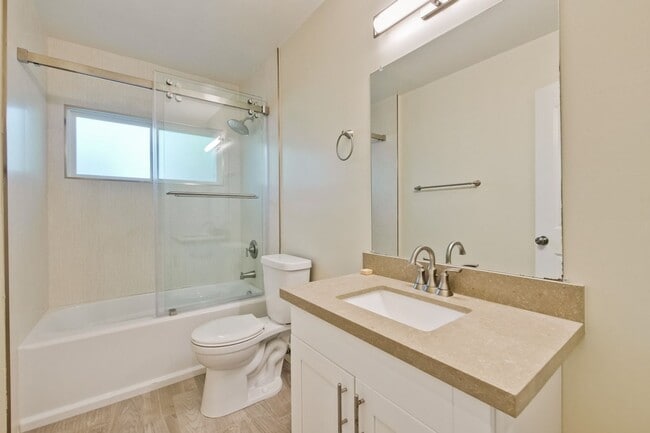 Building Photo - Beautifully remodeled 2 bed, 2 bath home.