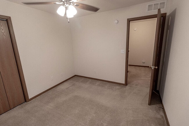 Building Photo - 5000 Derby Ridge Dr