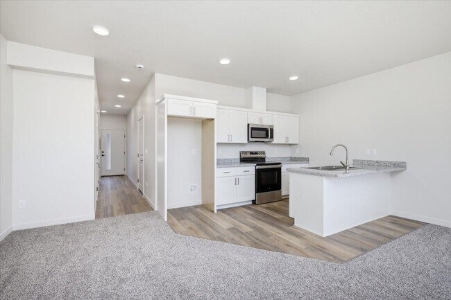 Building Photo - 2028 Sunset Dr