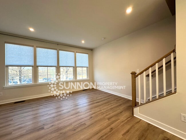 Building Photo - 3 Bedroom Townhome Located in Wendover Green