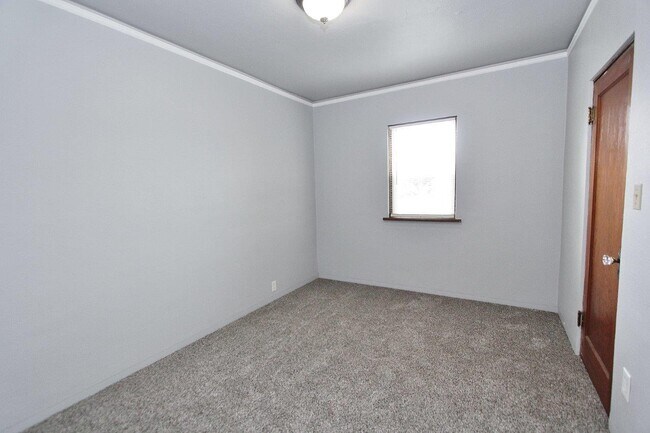 Building Photo - 210 S Commercial Ave