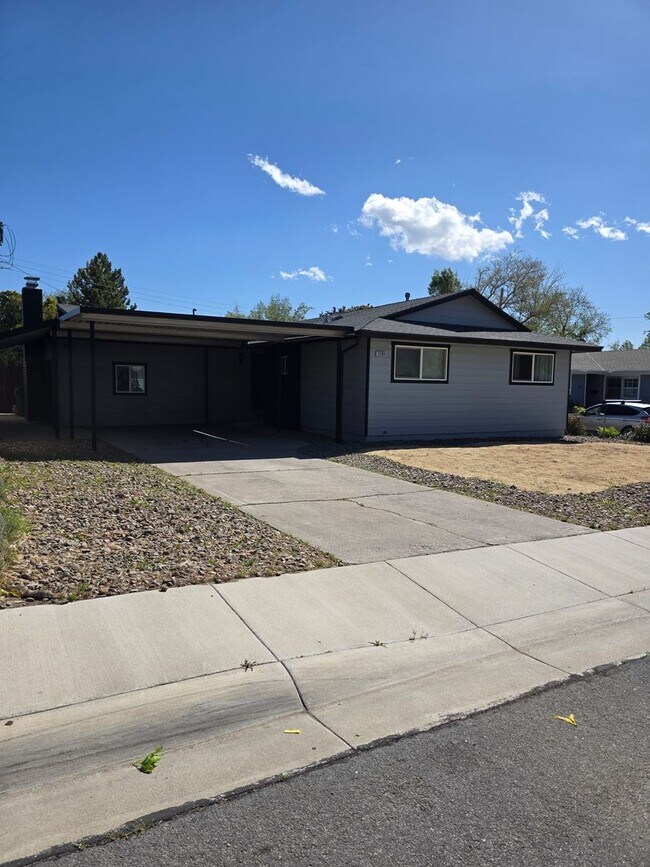 Building Photo - Great Family home in family neighborhood~b...