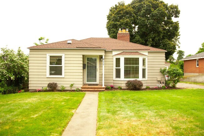 Primary Photo - Beautiful Home Near Franklin Park