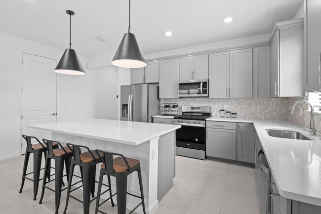 Building Photo - 758 SE Courances Dr