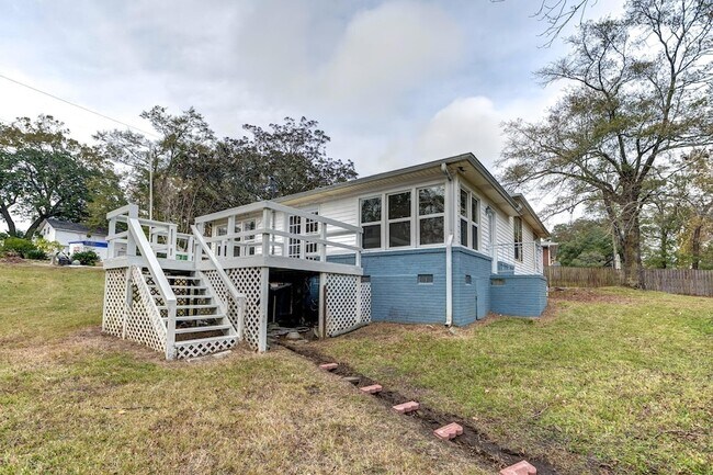 Building Photo - 1045 Riverview Dr