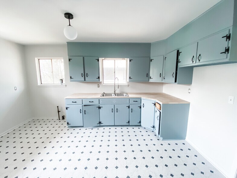 Building Photo - 536 81st St S