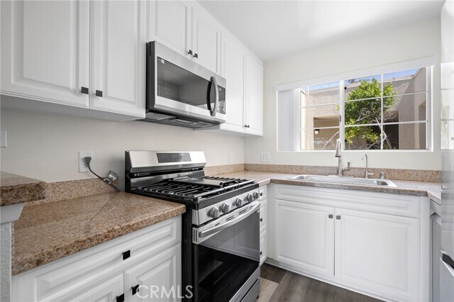 Building Photo - 5565 Canoga Ave