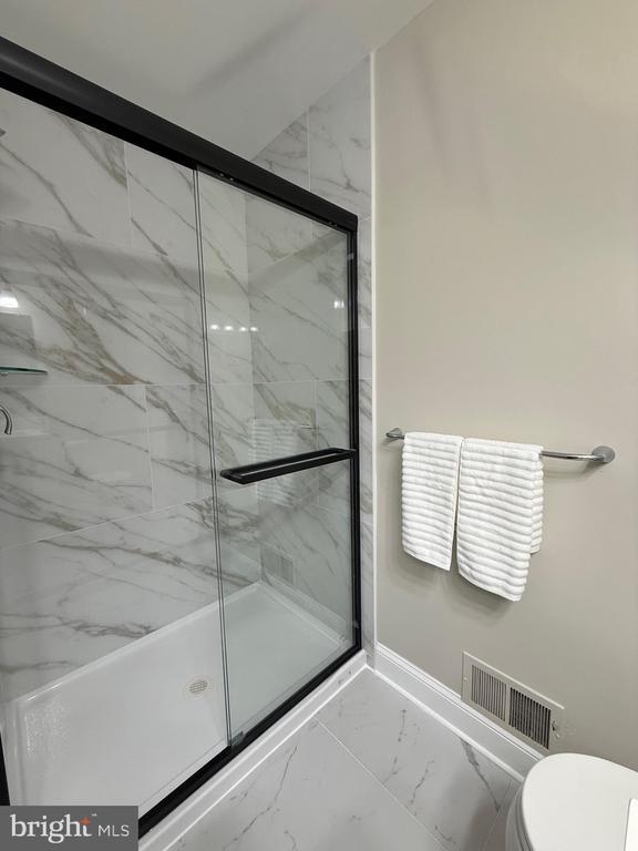 Building Photo - 6 Wosniak Ct