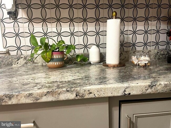 Building Photo - 695 W Kings Hwy