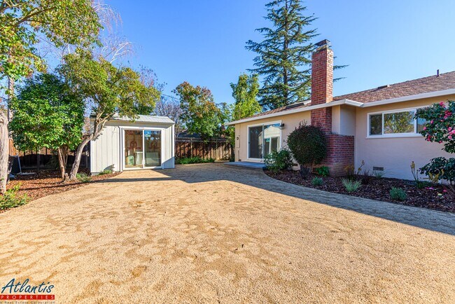 Building Photo - Gorgeous Home | Desirable Location