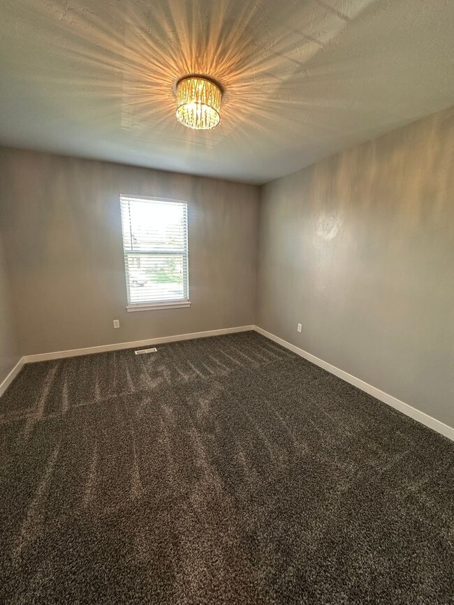 Building Photo - 3 Weeks Rent FREE! Modern 3 Bed 2.5 Bath T...