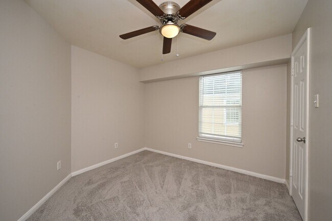 Building Photo - 6127 Yorkglen Manor Ln