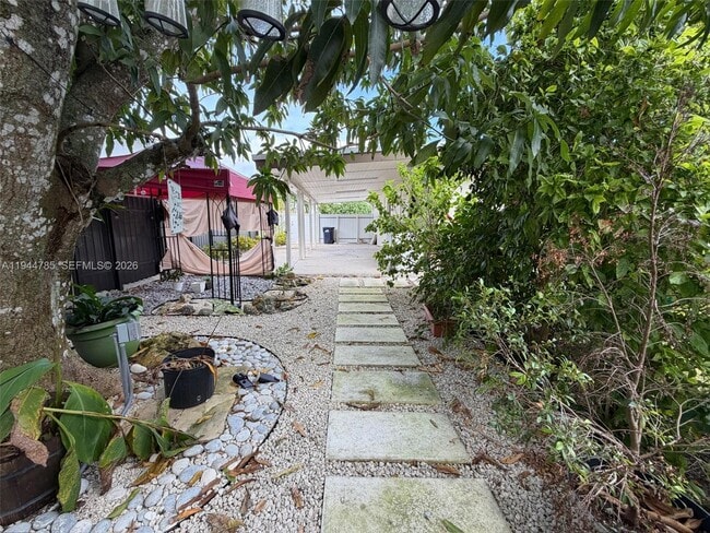 Building Photo - 9920 Jamaica Dr