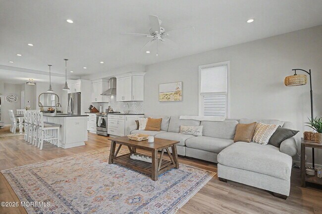 Building Photo - 10 Center St