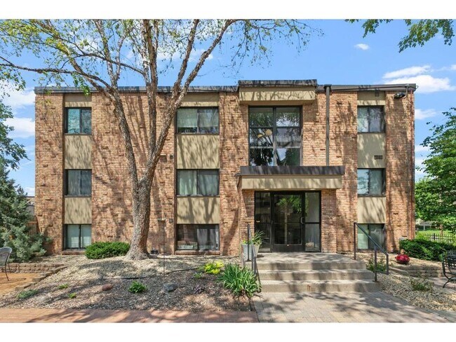 Building Photo - 2530 1st Ave S
