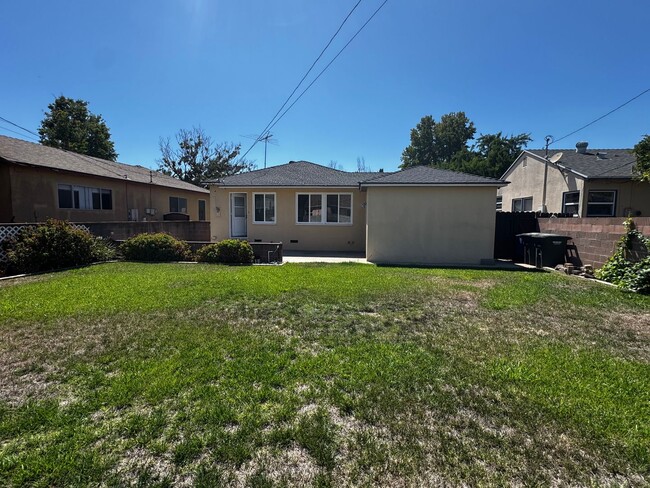 Building Photo - Remodelled 2 Bed 1 Bath Home with Garage a...