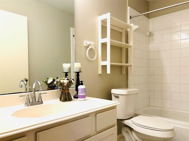 Building Photo - 1404 Helmsley Dr