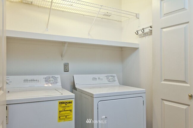 Building Photo - LOCATION, LOCATION, LOCATION wonderful 2 bedroom in the Carlyle.