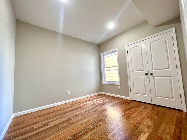 Building Photo - 154 Garside St