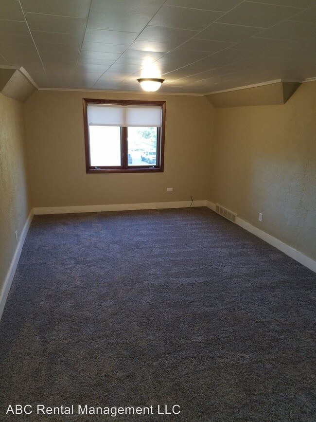 Building Photo - 321 6th Ave