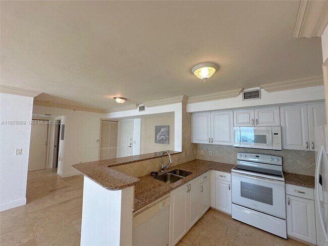 Building Photo - 1155 Brickell Bay Dr