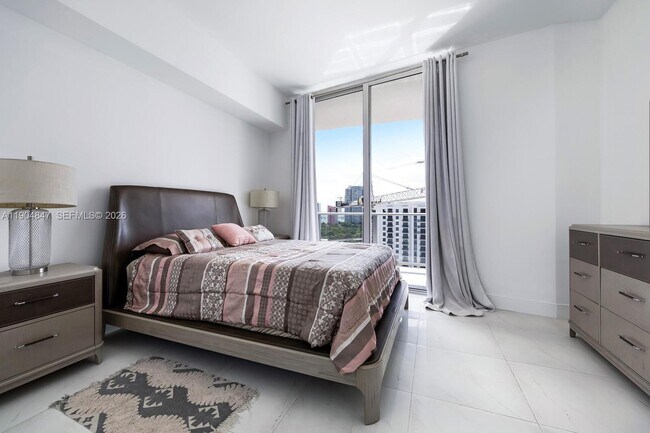 Building Photo - 1010 SW 2nd Ave