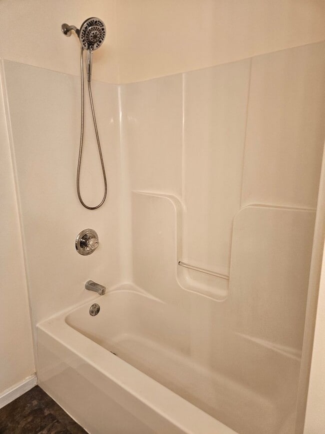 Building Photo - 104 Bitter Sweet Rd