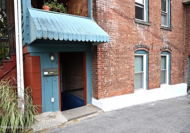 Primary Photo - 24 Crane St