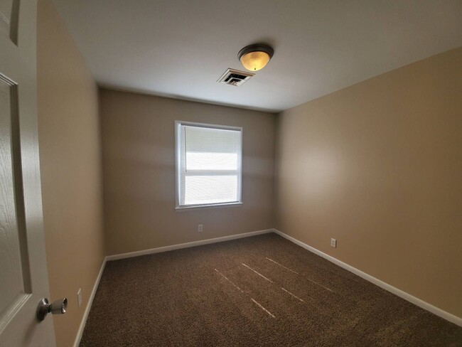 Building Photo - Gorgeous Split Foyer Close to Post!