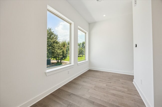 Building Photo - 1607 Roy St